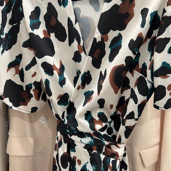 Wrap soft silky material in a fun leopard print - Picture 4 of 6